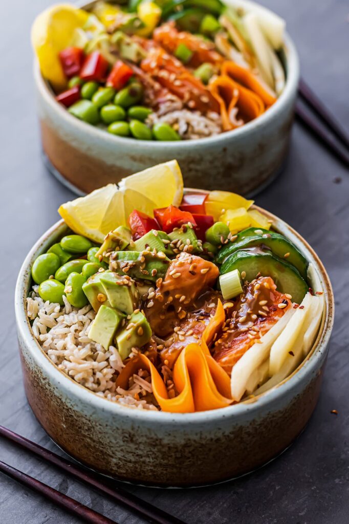 Bowl met zalm, rijst en groenten