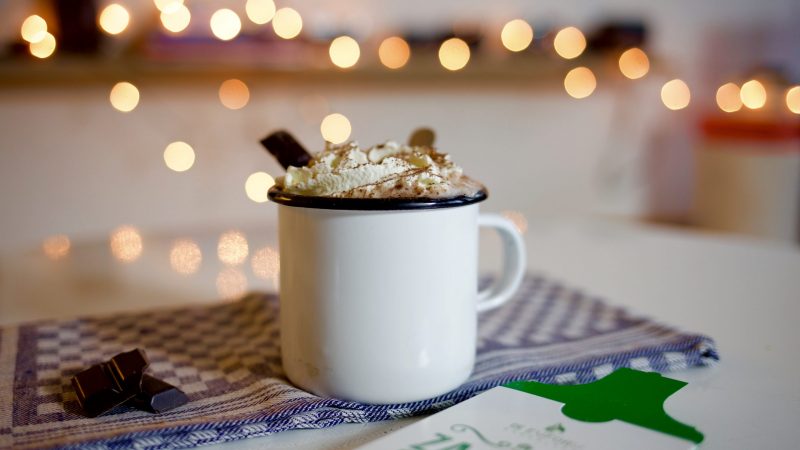 Café mocha - warme chocolademelk, shot espresso en slagroom