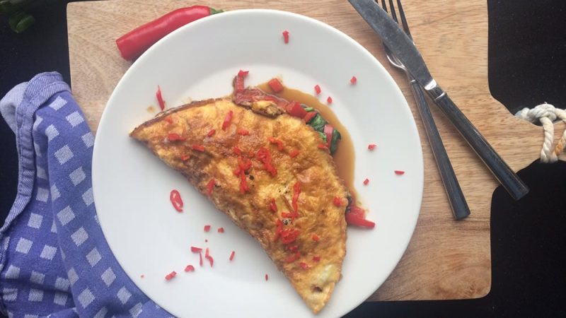 Aziatische omelet met paprika en spinazie