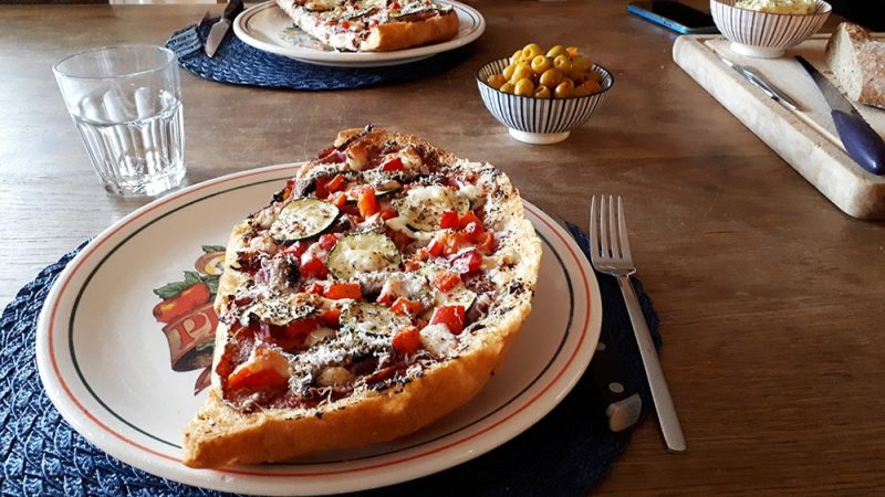 Pizza op basis van Turks brood met salami