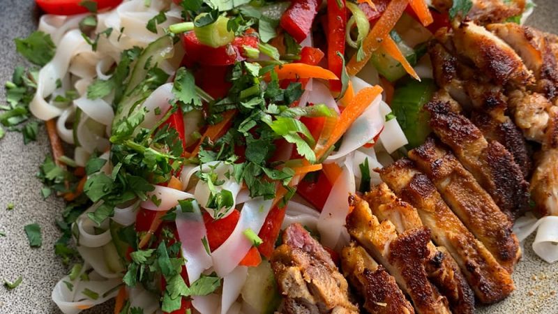 Vietnamese noedelsalade met gegrilde kip