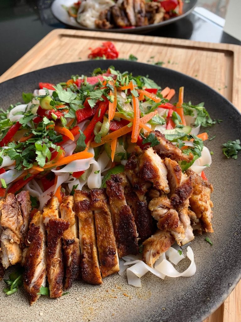 Vietnamese-noedelsalade-met-gegrilde-kip met een snelle gezonde salade dressing