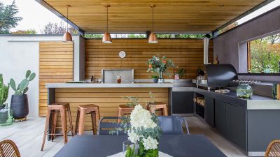 Overdekte buitenkeuken met pizza oven outdoor kitchen