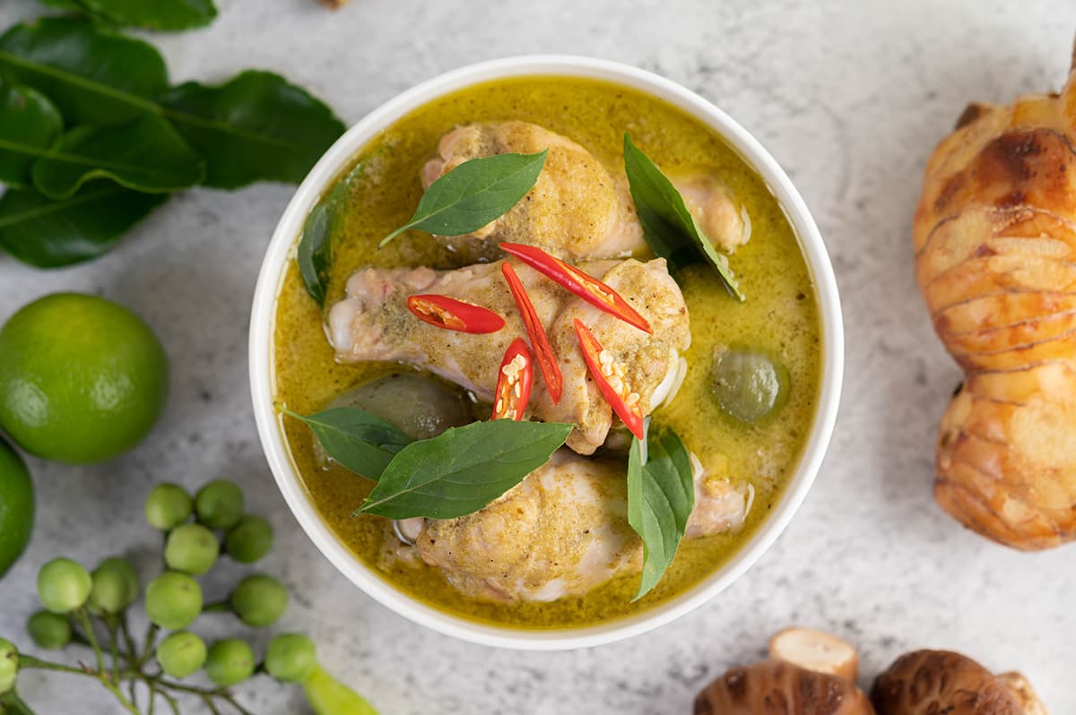 roddel Aannames, aannames. Raad eens verrader Thaise groene curry met noodles en kip - SmaakvolNH