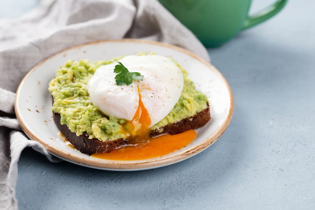 Luxe Moederdag ontbijt recept met avocado op toast 