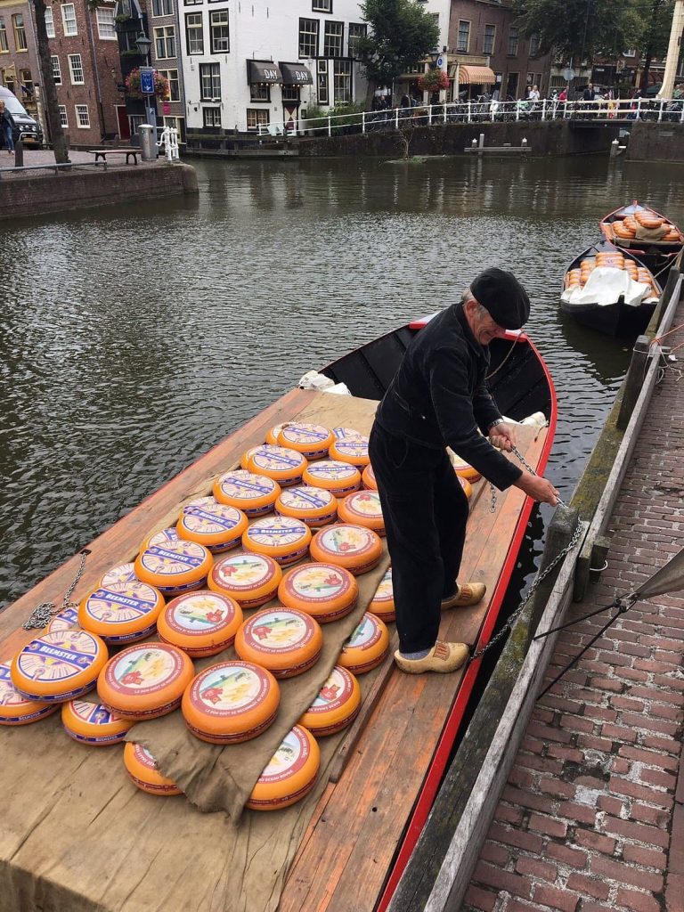 Kaas vervoeren per boot naar het Waagplein in Alkmaar 