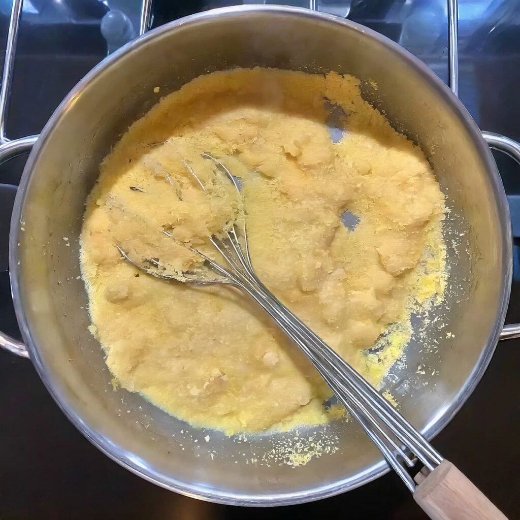 Maak in een pan met boter en bloem de roux