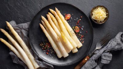 Witte asperges klaarmaken