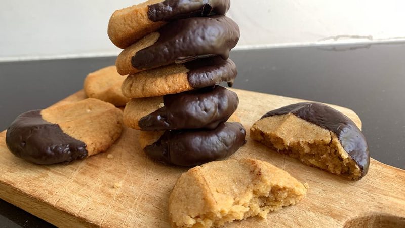 Gezonde koekjes bakken met amandelmeel en chocolade