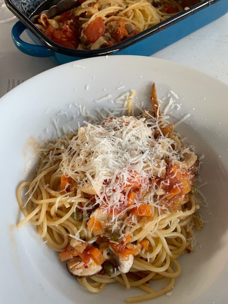 Spaghetti met tomaat en paddenstoelen
