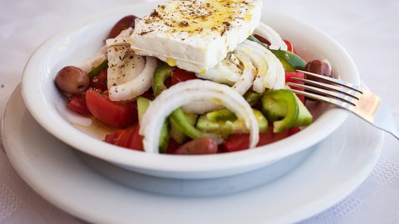 Griekse salade met dressing