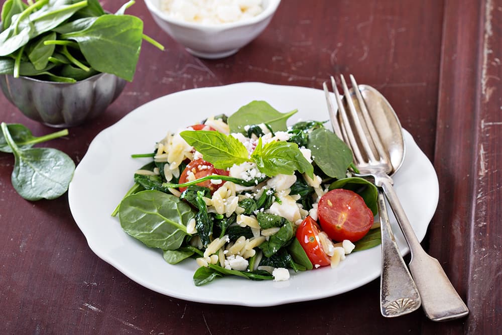 Griekse orzo salade met spinazie en feta