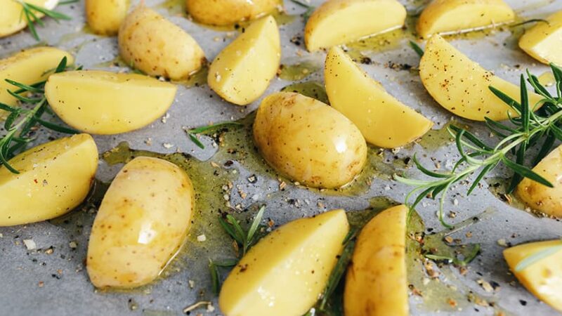 Rauwe aardappelen in de oven met rozemarijn