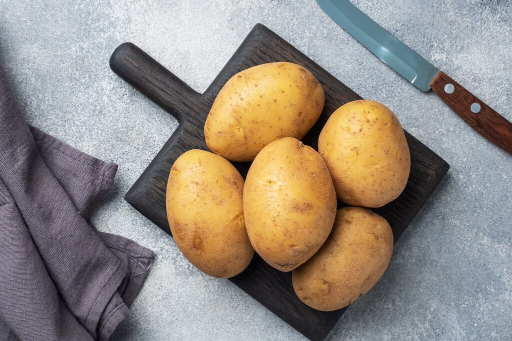 Vastkokende aardappelen zijn het meest geschikt voor het maken van hasselback-aardappelen