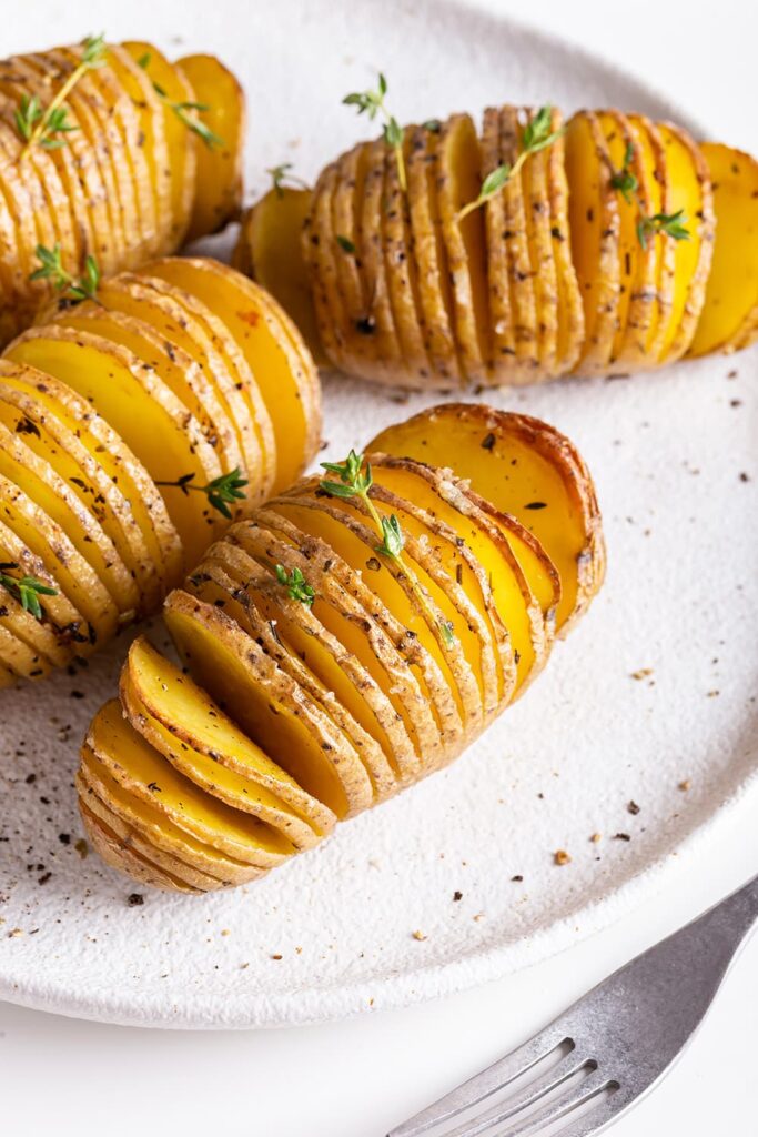 Hasselback aardappelen met kruiden