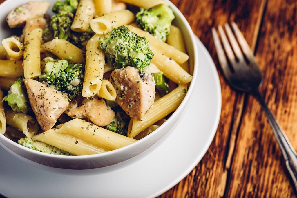 Romige kip Alfredo met broccoli en pasta, Eet pasta als een Italiaan