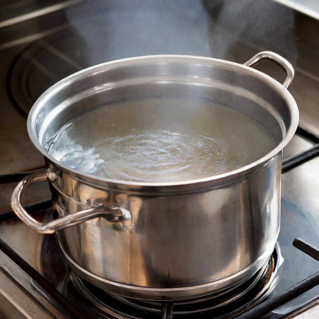 Stap 1 Een pan met water op het fornuis