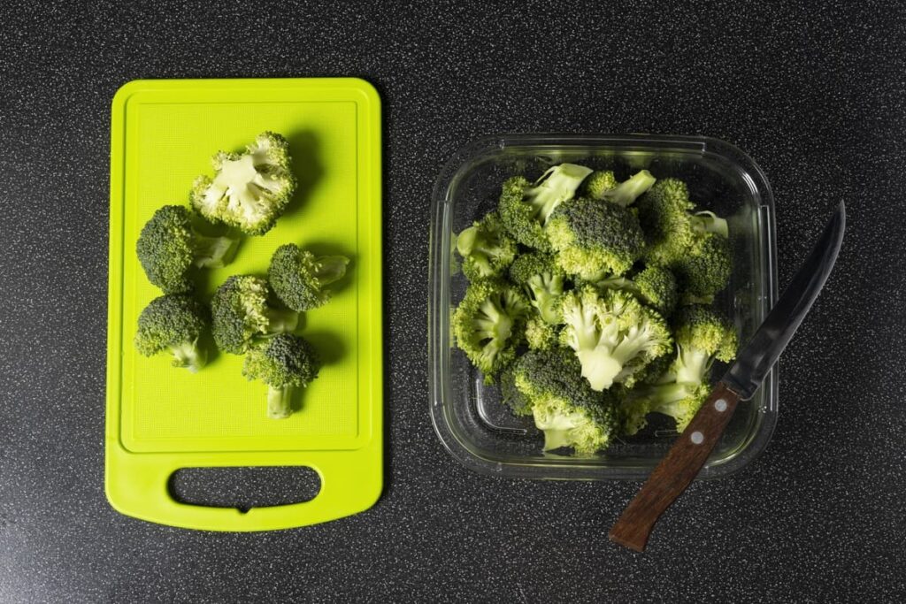 Broccoli klein snijden en bewaren in afsluitbare bak