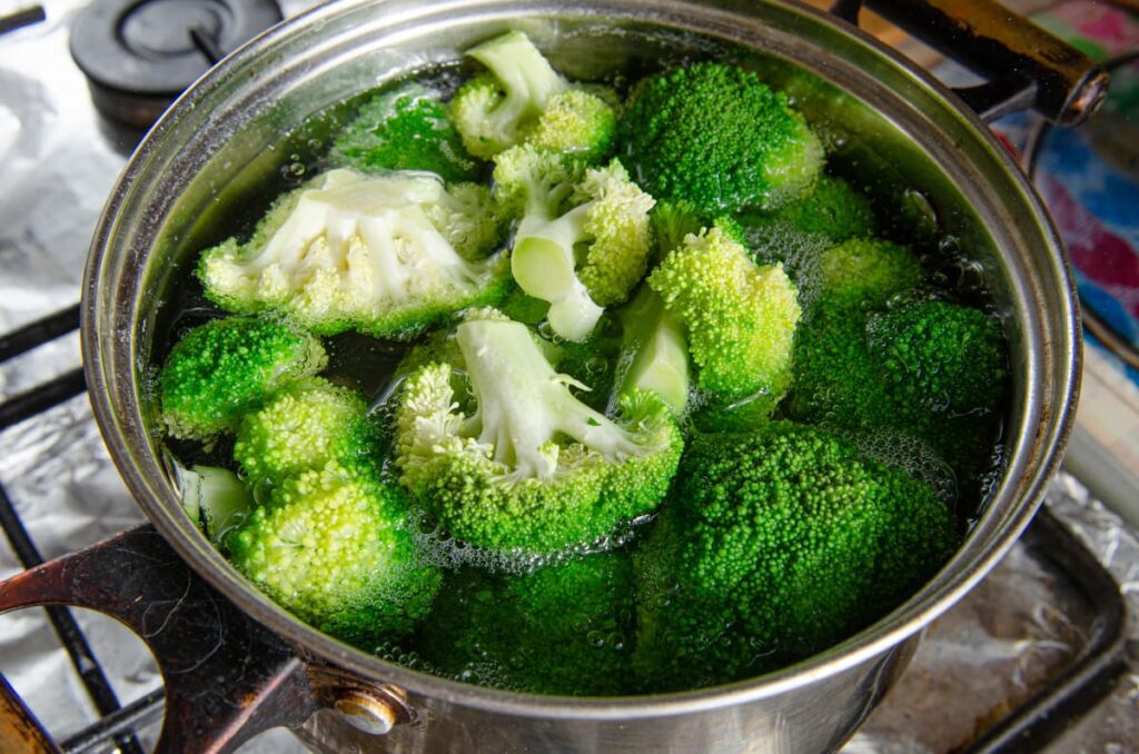 Broccoli koken in een pan met water