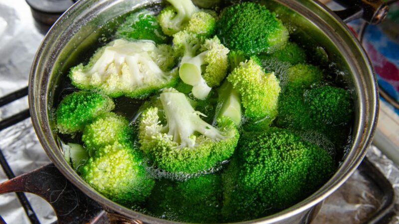 Broccoli koken in een pan met water