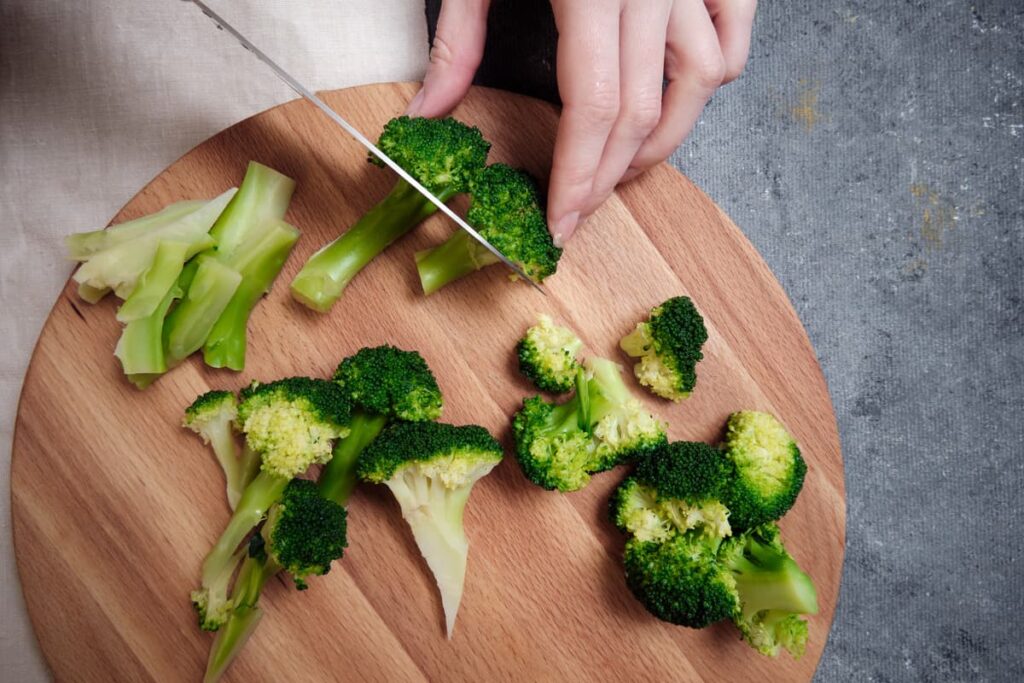 Gekookte broccoli klein snijden
