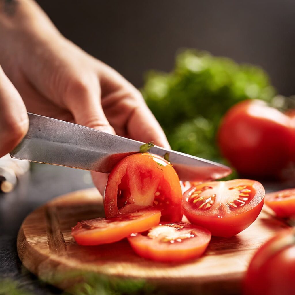 Tomaten snijden en ontdoen van de zaden