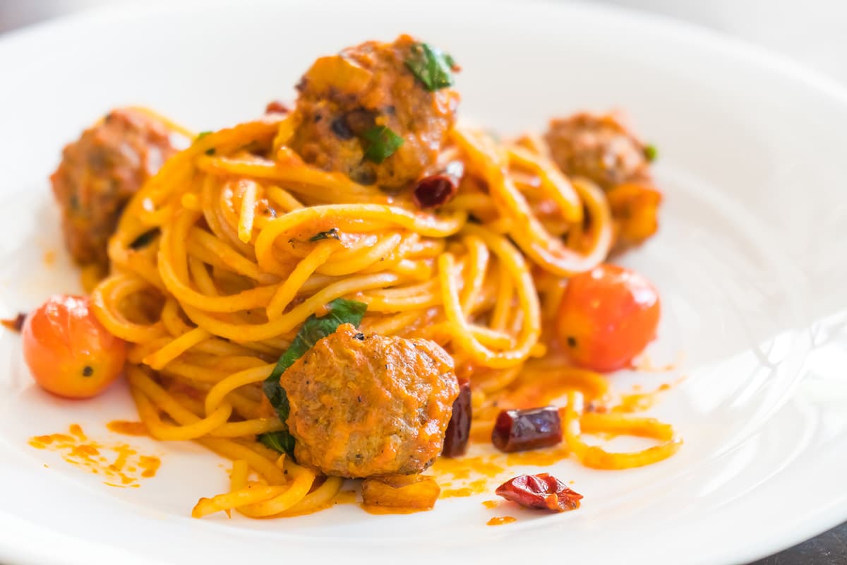 kipgehaktballetjes in tomatensaus met pasta