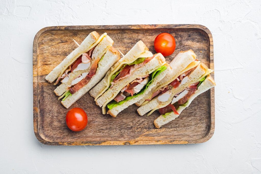 Club sandwich met kipfilet en bacon