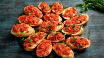 Origineel Italiaanse bruschetta serveren