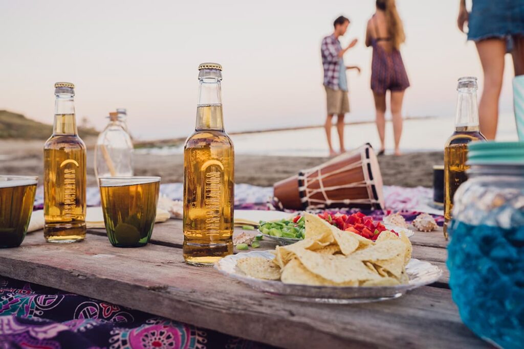 Picknicken op het strand met vrienden