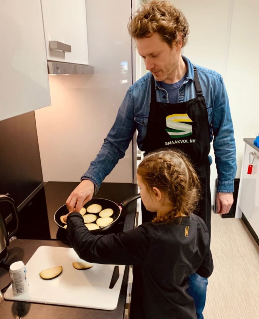 Courgette bakken in de pan samen met een kind