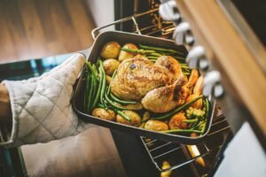 Hele kip met groenten en krieltjes uit de oven