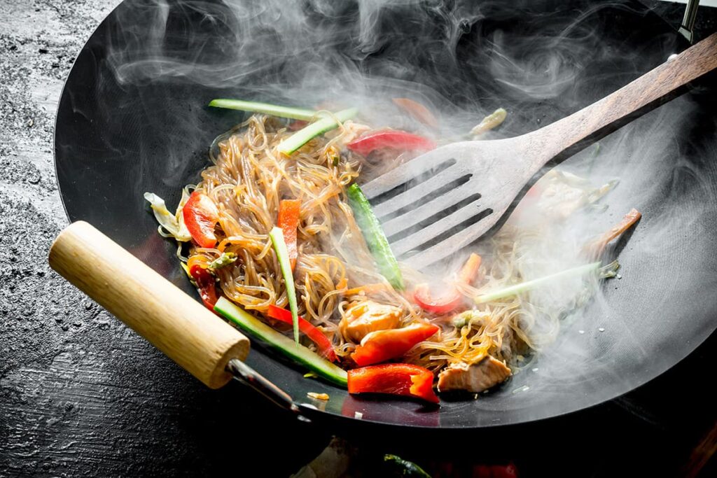 Chinees gerecht roerbakken in een wok