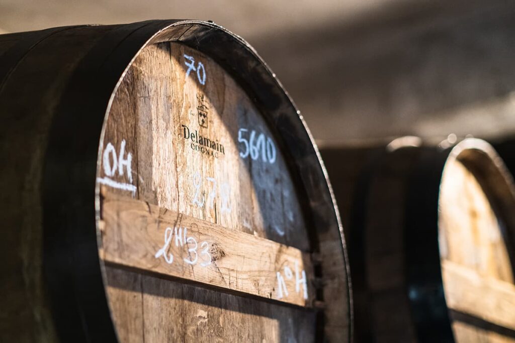 Cognac in houten vaten rijpen foto timothe durand