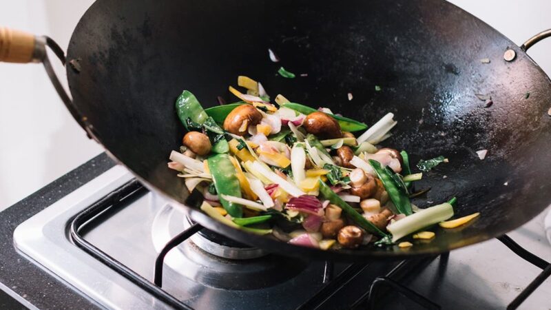 Groenten roerbakken in een wok