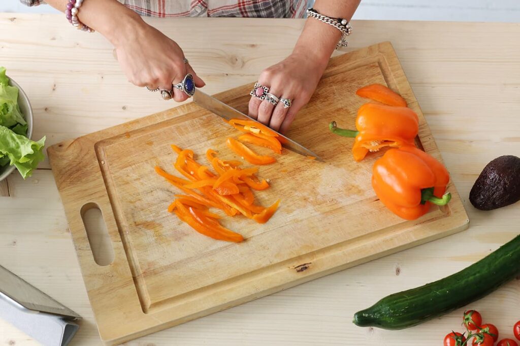Batonnet snijtechniek met paprika is een basis snijtechnieken voor groenten