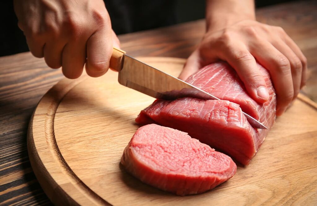 Rauw vlees snijden