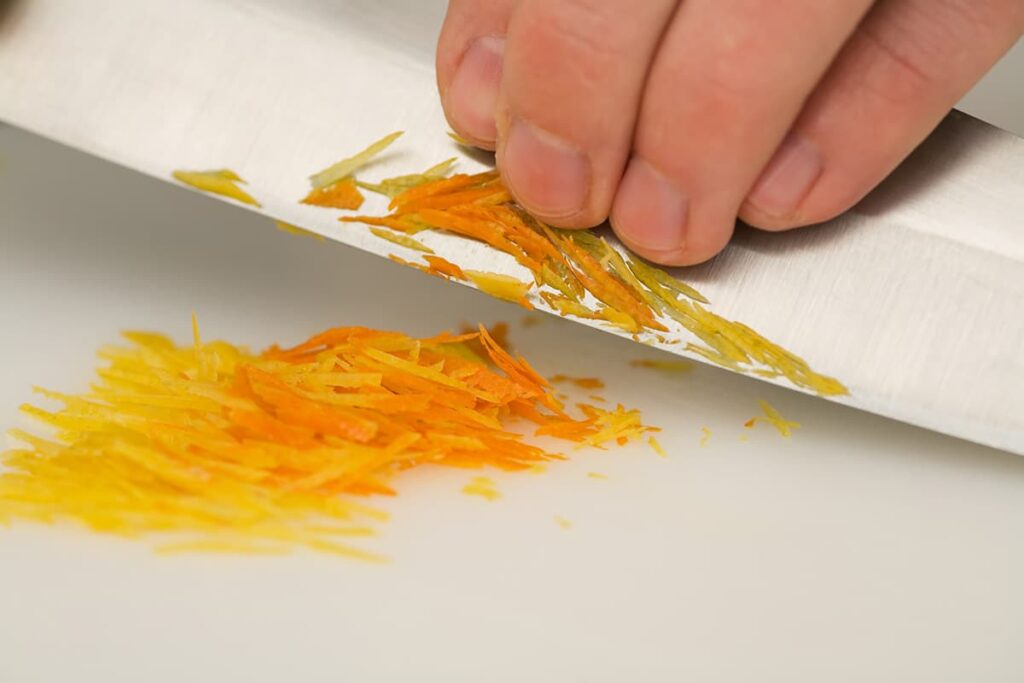 Sinaasappelschil snijden met koksmes