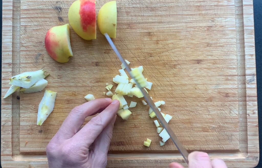 5. Snij de appel reepjes in blokjes