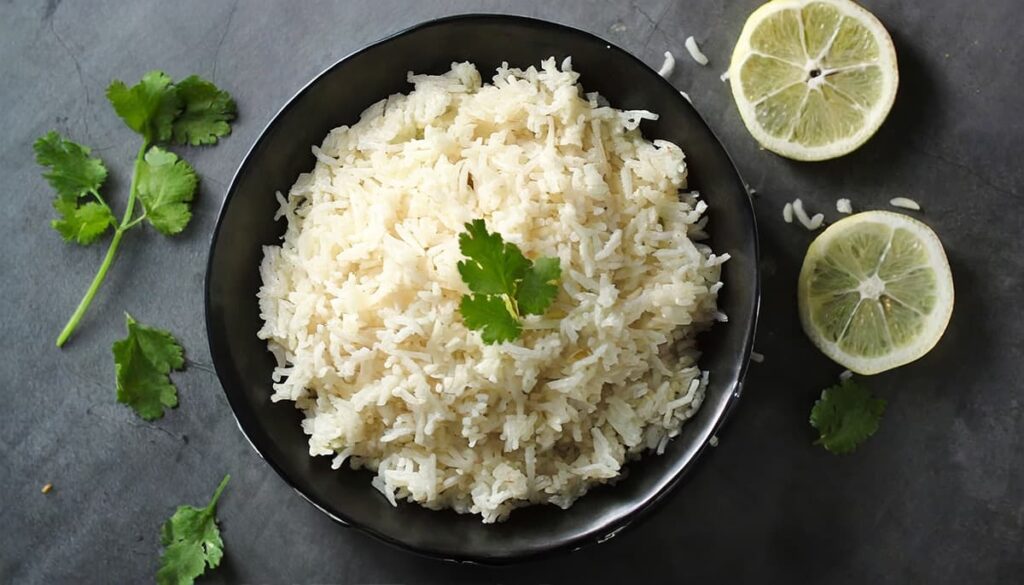 Mexicaanse rijst in een schaal