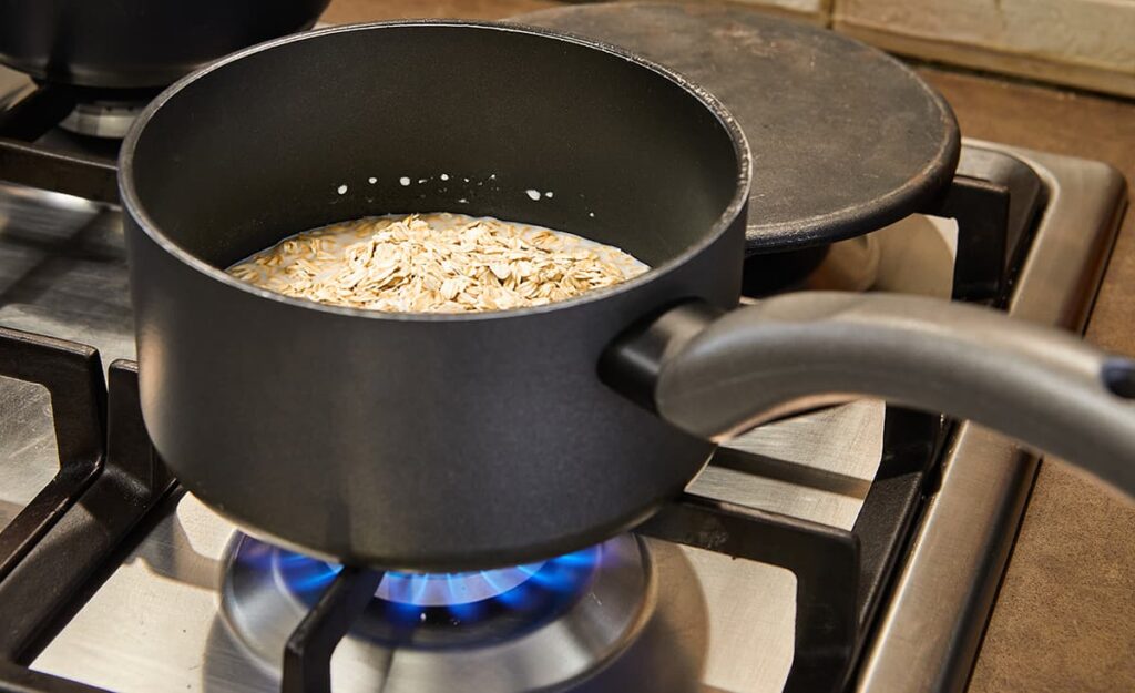 Overnight oats opwarmen in een pannetje