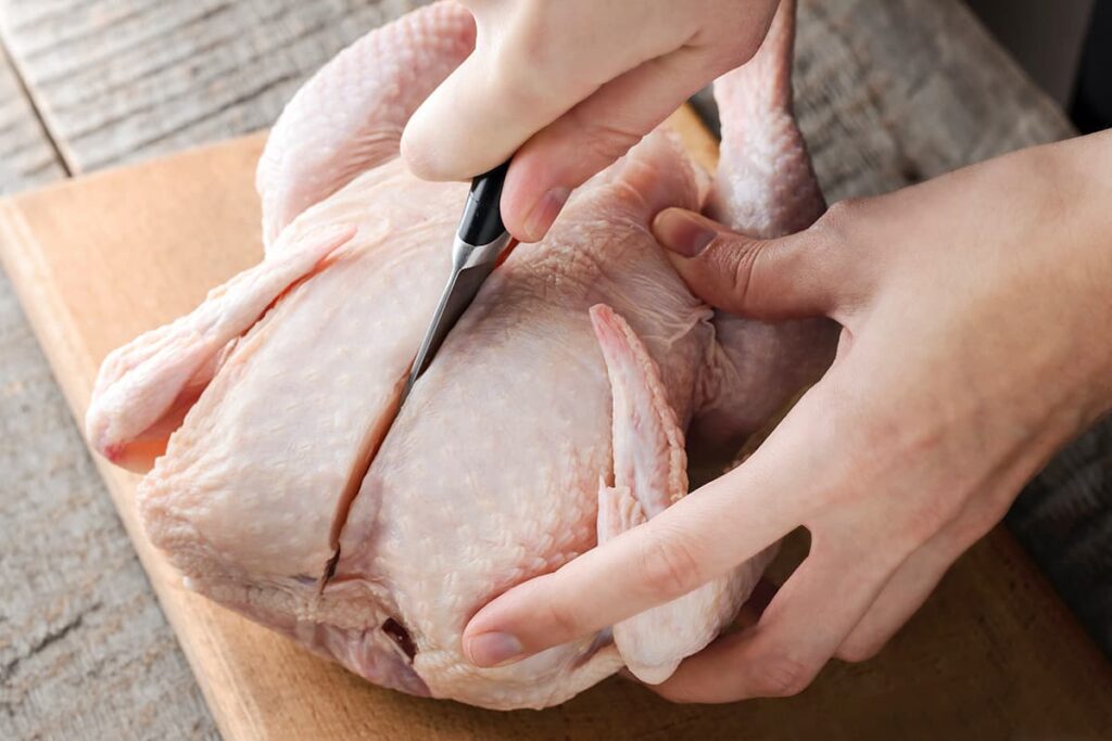 Verwijder de borst van de hele kip