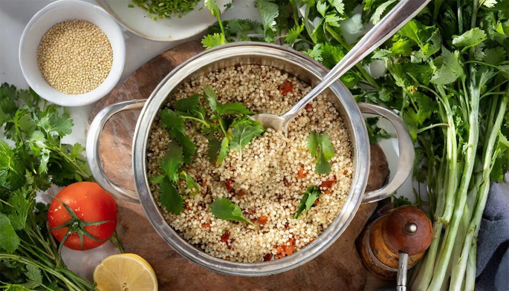 Quinoa lekker maken met verse kruiden en specerijen