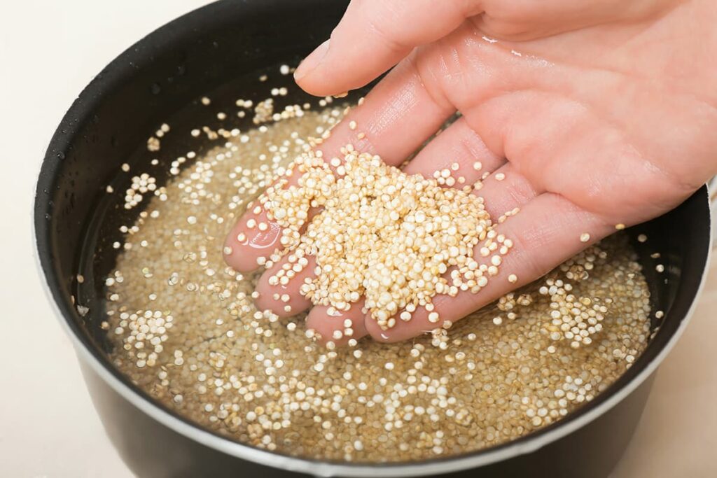 Quinoa wassen en spoelen