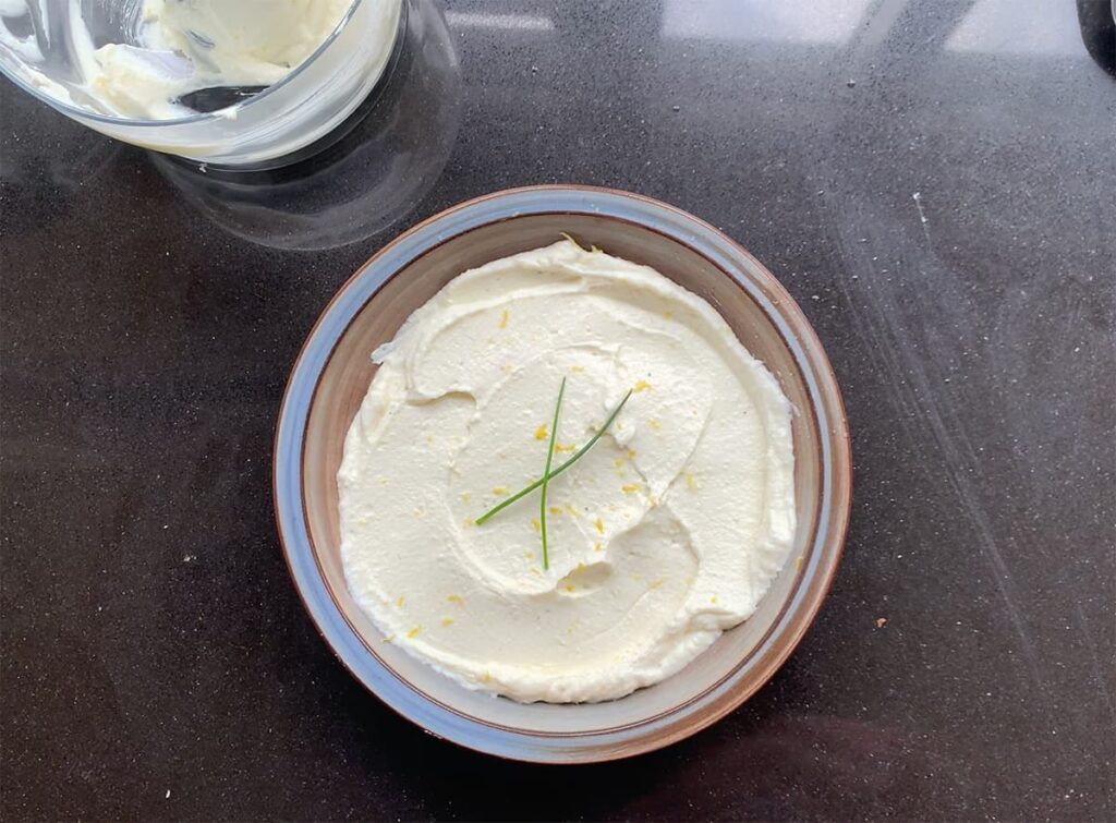 Feta dip afgemaakt met bieslook en citroenrasp