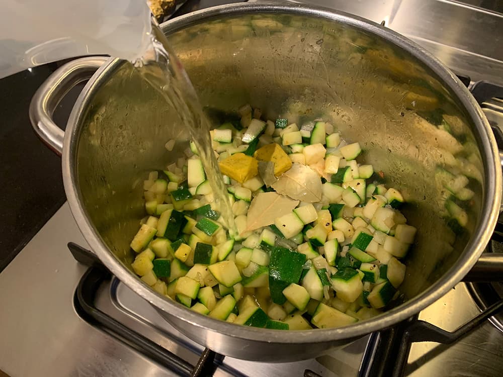 Schenk twee liter water erbij en laat 15 minuten zachtjes koken