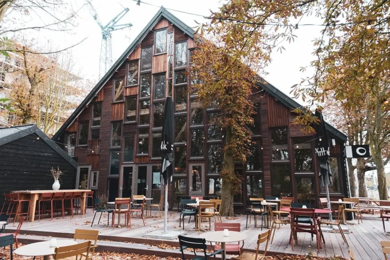 Het buitenterras van KASTAN 768x512