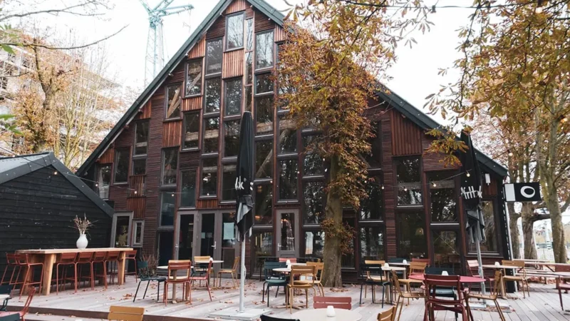 Het buitenterras van KASTAN 800x450