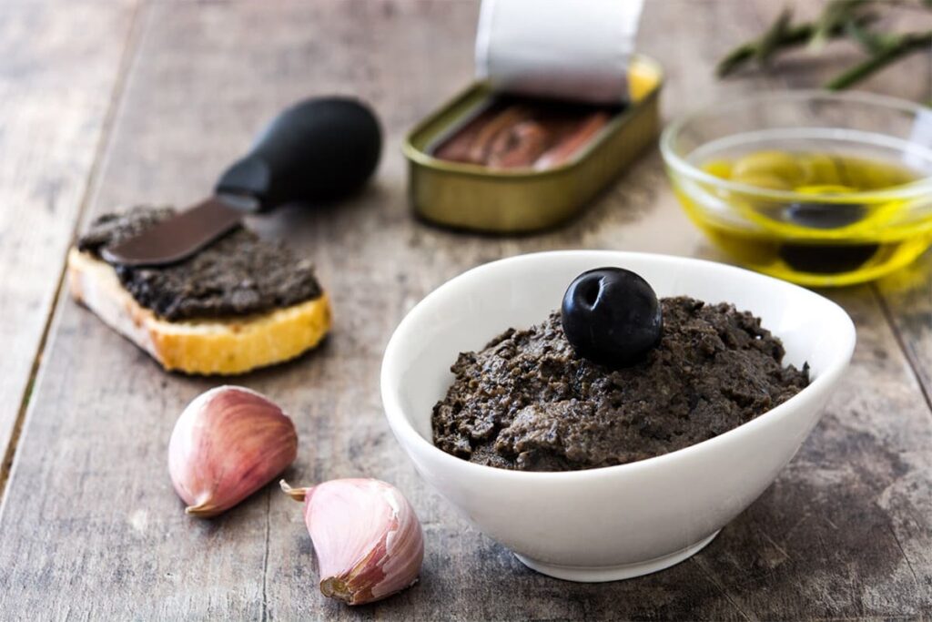 Ingrediënten voor zwarte olijven tapenade