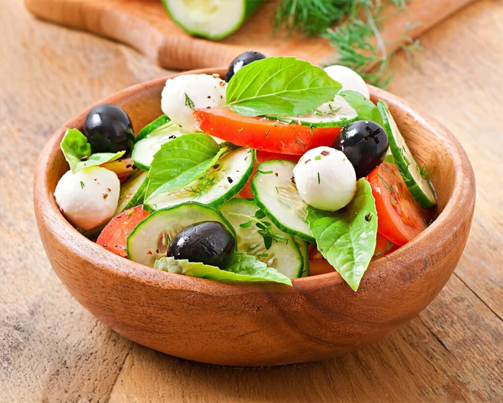 Italiaanse salade met mozzarella, tomaat, olijven en komkommer